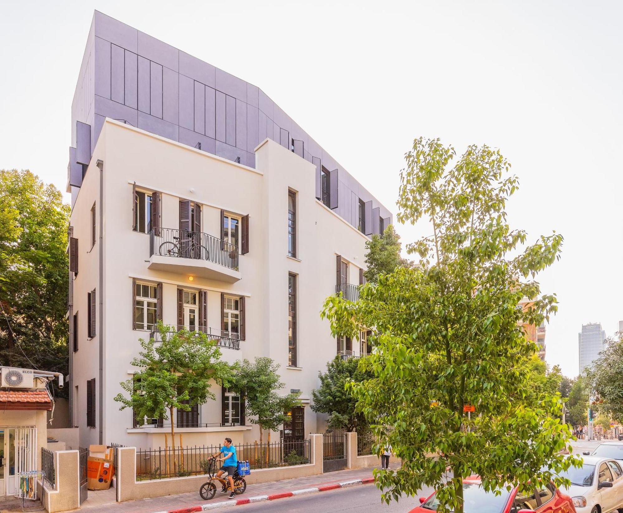 Boutique Patio Next To Rothschild Blvd Apartment *